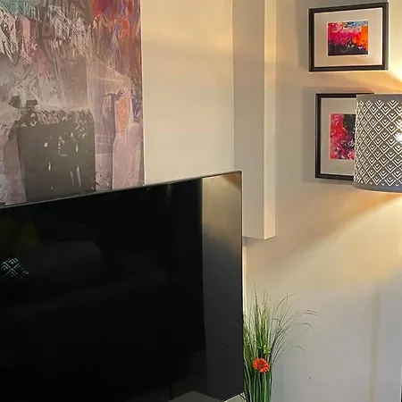 Lägenhet Happiness By Nicole Jutka, Visual Artist