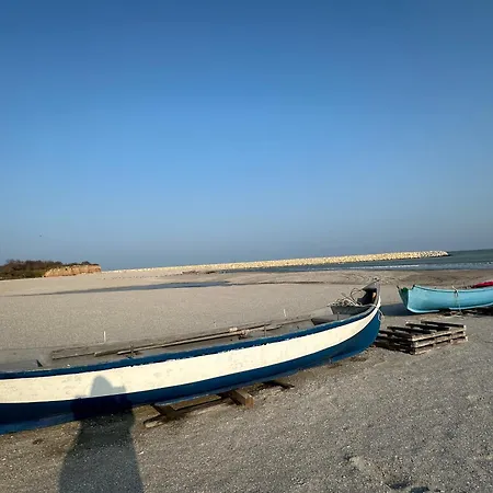 Happiness By Nicole Jutka, Visual Artist Lägenhet