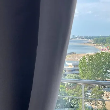 شقة Happiness By Nicole Jutka, Visual Artist