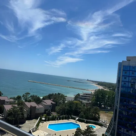 شقة Happiness By Nicole Jutka, Visual Artist